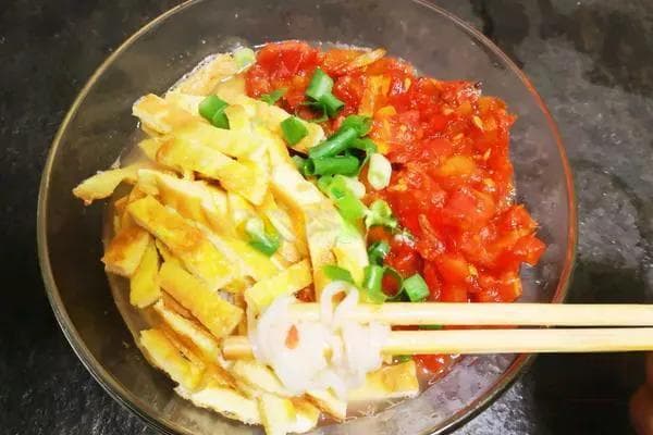 番茄鹅蛋黄瓜面：一道色香味俱佳的家常面食