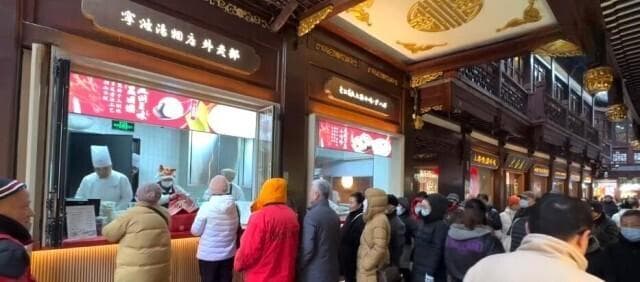 赏花灯、吃元宵、猜灯谜、闹社火 各地元宵节民俗活动“热火朝天”引客来