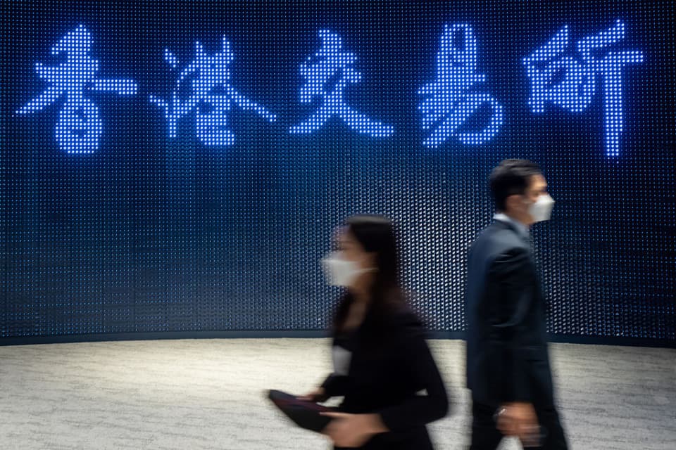 刚刚，上交所被港交所“挖了墙角”
