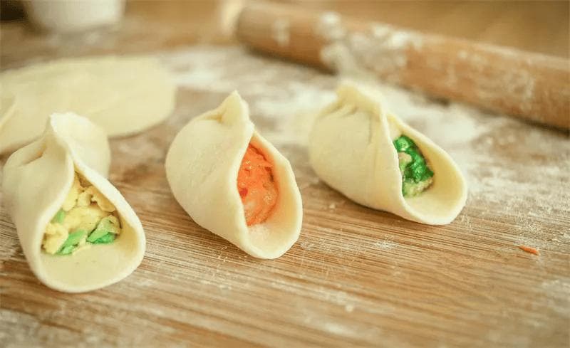煮饺子有讲究：新鲜饺子和速冻饺子到底该用热水还是冷水？