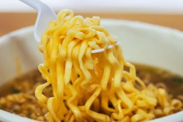 泡面的热量是多少？从营养成分到健康食用指南