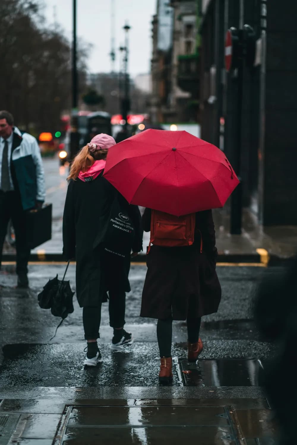 郭冬临蔡明《红雨伞》再登热搜，辽视春晚经典重现