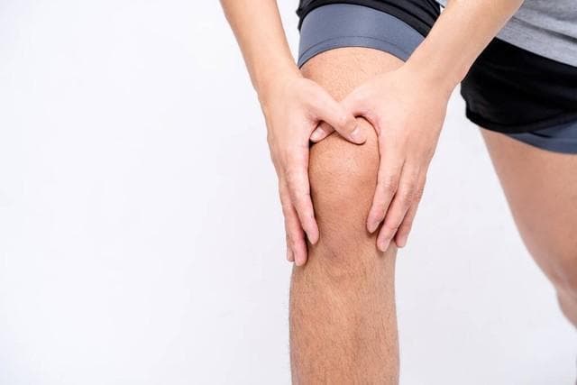 中老年人膝关节健康养护指南：锻炼、防寒、饮食与医学治疗全面解析