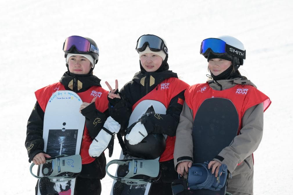 中国队包揽亚冬会单板滑雪女子坡面障碍技巧金银牌