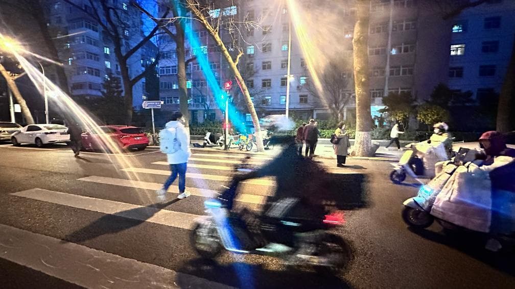 闯红灯、超速、逆行……如何管住狂飙的“小电驴”？