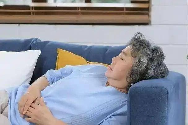 医生提醒：饭后躺下或致四大危害，这些风险不容忽视