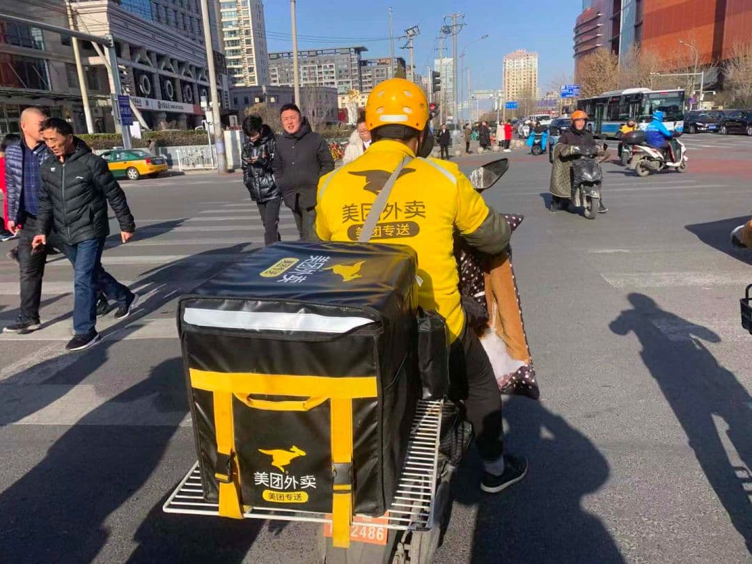“差评”阴影下的外卖配送员： 有人因差评工资为负，有人给顾客画小动物