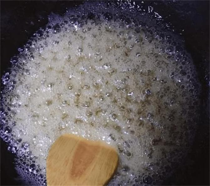 白糖怎么炒出糖霜？怎样用白糖做糖霜？