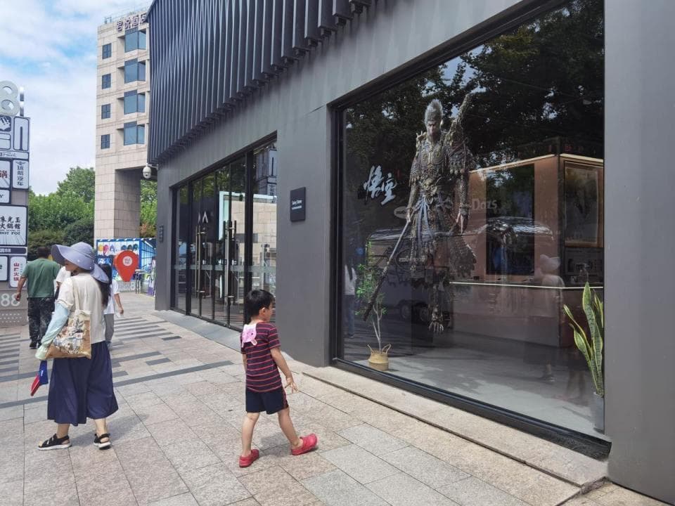 悟空的风吹旺PS5线下销售，体验店人气火爆，店员：目测周末更火