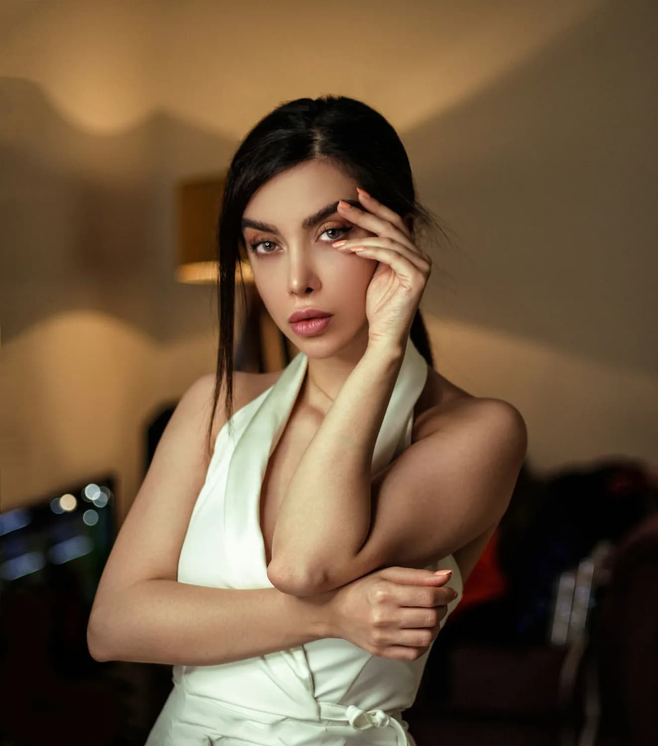 古力娜扎新造型引热议：当火辣深V遇上消瘦身材，美到底是什么？