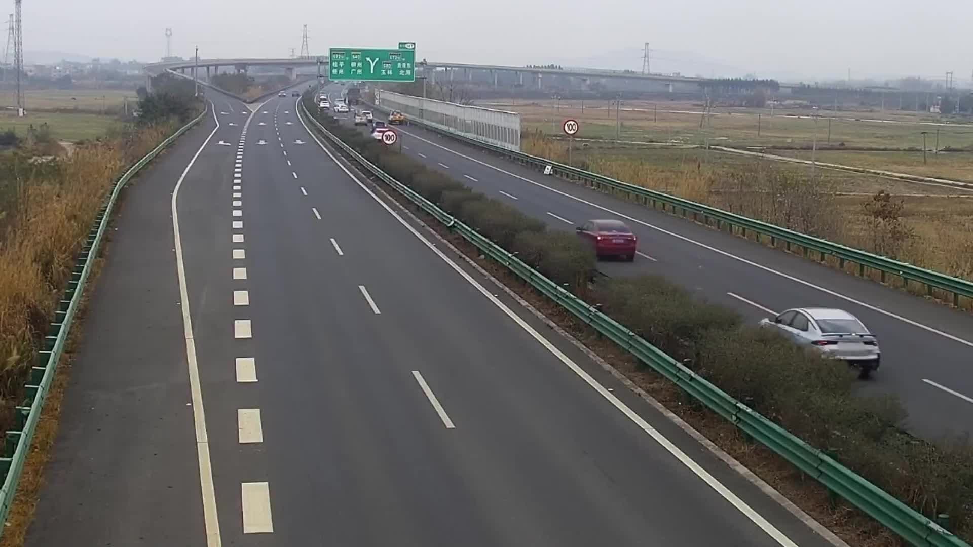 高速上演惊险追尾！未保持安全距离酿事故