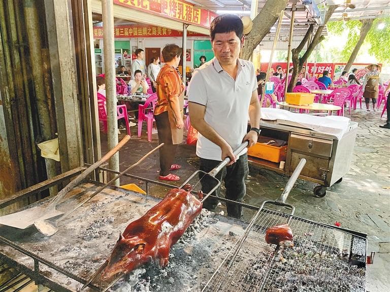 东方烤乳猪：一道传承百年的非遗美食