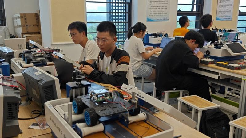 记者探访｜一门课浓缩六门精华！未来机器人专业如何培养“未来人才”