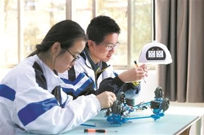 上海中学：为学生多元成长“铺路架桥”