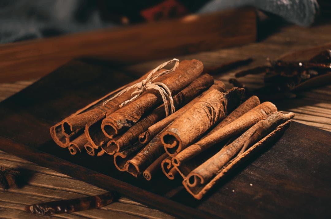 肉桂：亚热带常绿乔木，含桂皮醛的名贵中药材