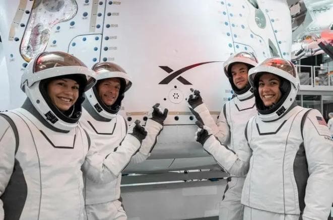 人类历史上首次商业太空行走！包括亿万富翁等4人
