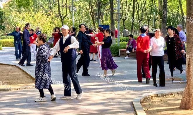 年龄大了要“养骨”，别只喝牛奶，建议常吃4样，腿脚有劲身体棒