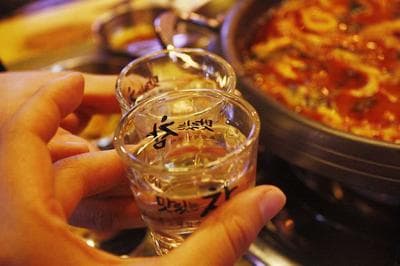 服用克拉霉素期间能否饮酒？专家解读药物与酒精的相互作用