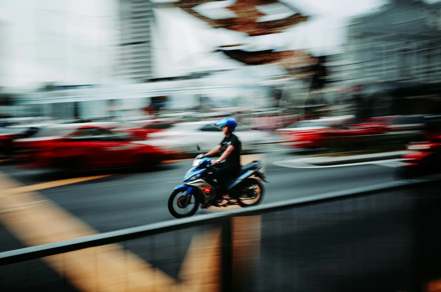 成都交警上线“飙车炸街”举报功能，市民可通过“蓉e行”或962122热线参与
