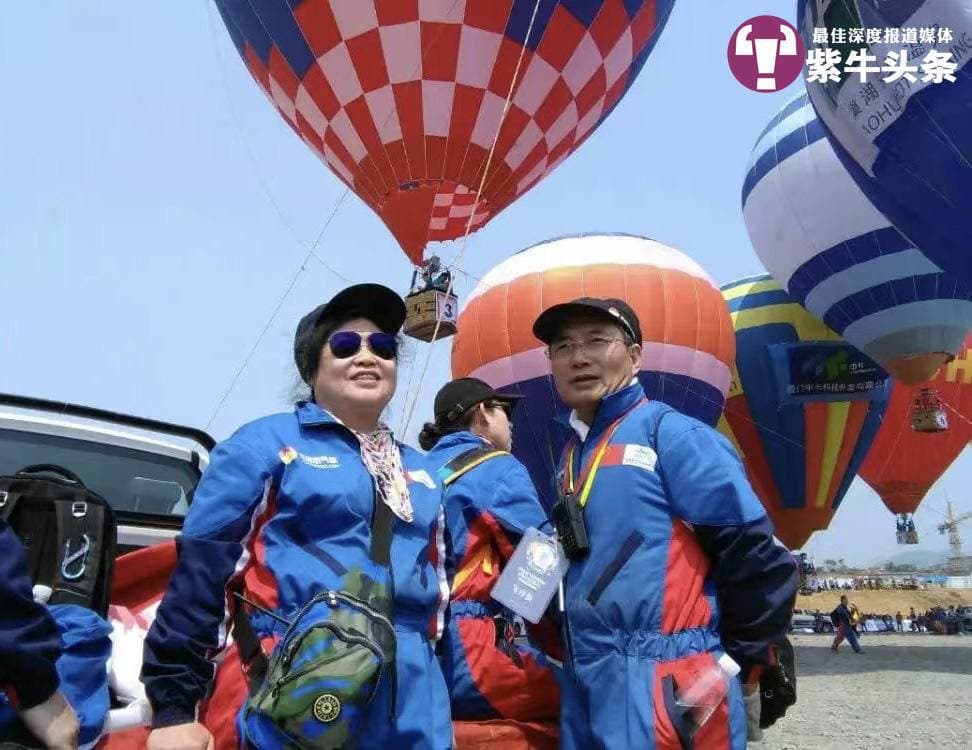 热气球夫妻档浪漫同飞20年：平时会拌嘴，但上天后特别"和谐"