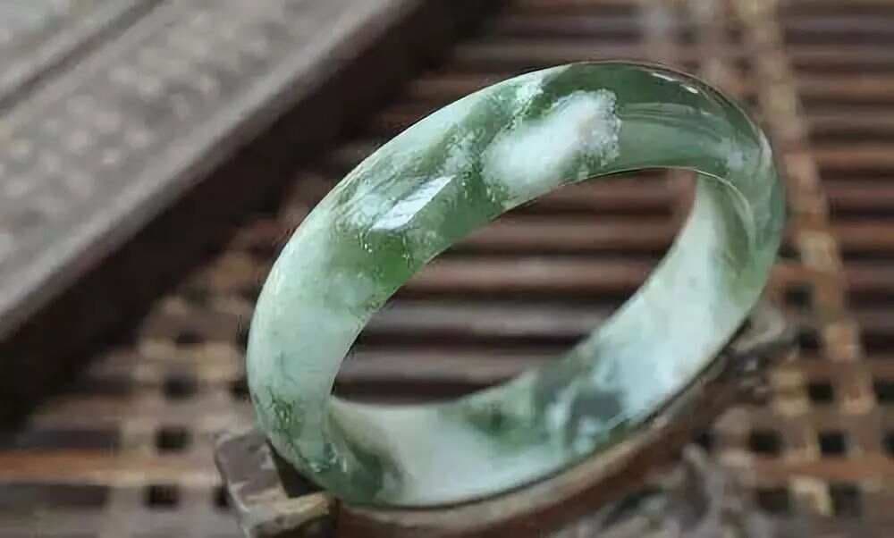 玉和翡翠，这容易被混淆的玉石，你能分辨出来吗？