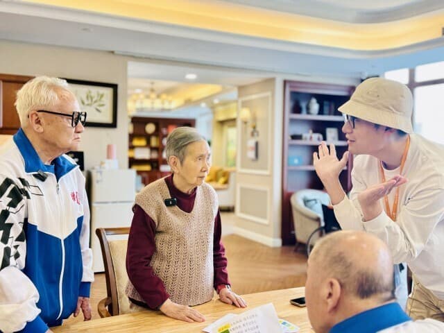 “95后”养老院里拍视频，耄耋“网红”引来年轻人追捧