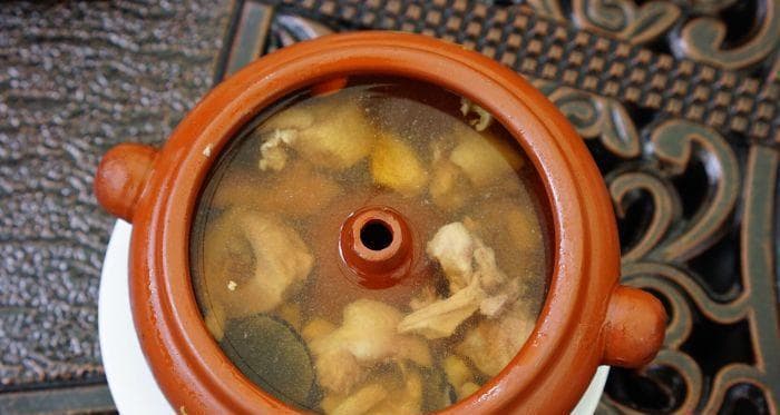 云南美食大挑战：过桥米线 vs 汽锅鸡，你站哪边？