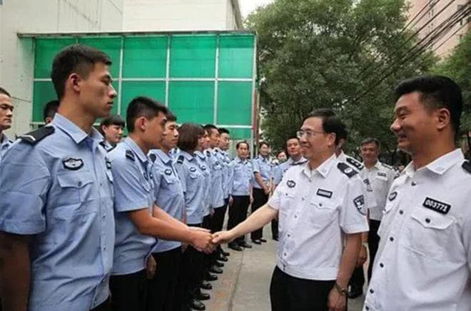 什么级别警察能穿“白衬衫”？原来级别这么高，难怪生活中很少见