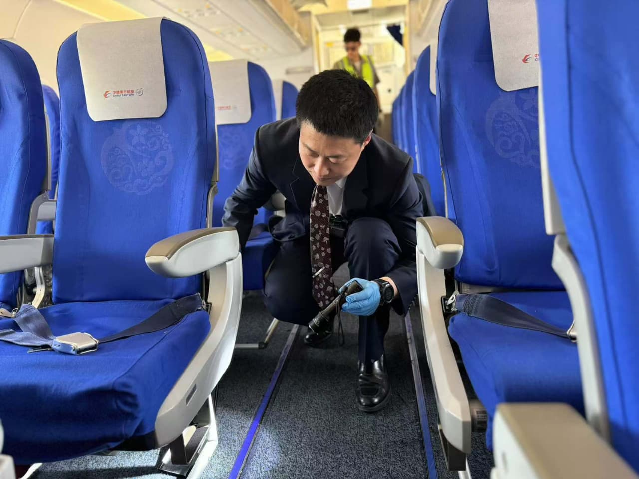 航班上的“隐形卫士”：揭秘航空安全员的日常工作