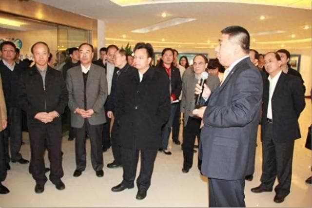 前背手示尊重，后背手显威严：解码领导的肢体语言