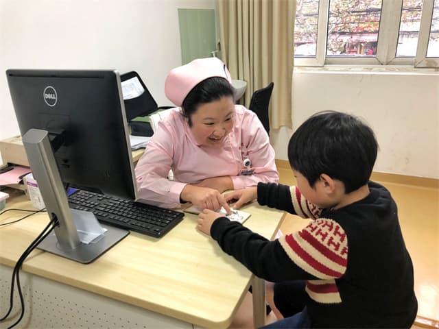 这位“爱说话”的儿科护士，成为用笑声“治愈”小患者的脱口秀达人