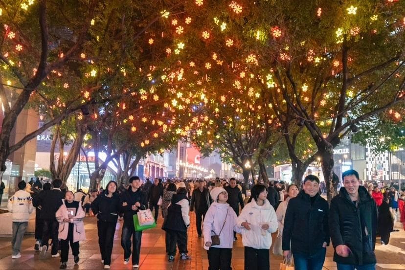 新春解放碑“夜间经济”活力涌动 人气旺消费火保障足