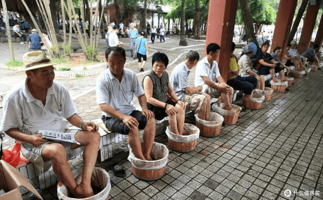 春季必看！用艾草泡脚的5大神奇好处，睡前20分钟轻松养生！