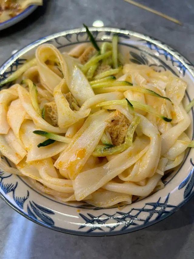 凉皮的原料是米还是面？原来主料是“它”，惊不惊喜？