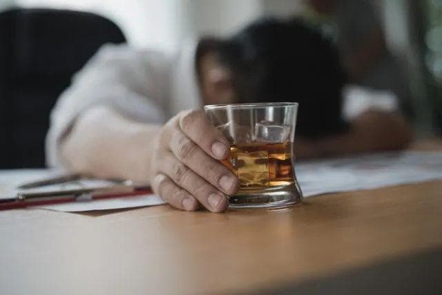 还在喝无效的解酒偏方吗？科学家利用牛奶开发的“解酒药”或许有用