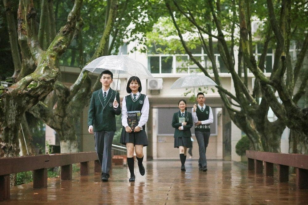 加强校园美育工作，从校服这件小事做起