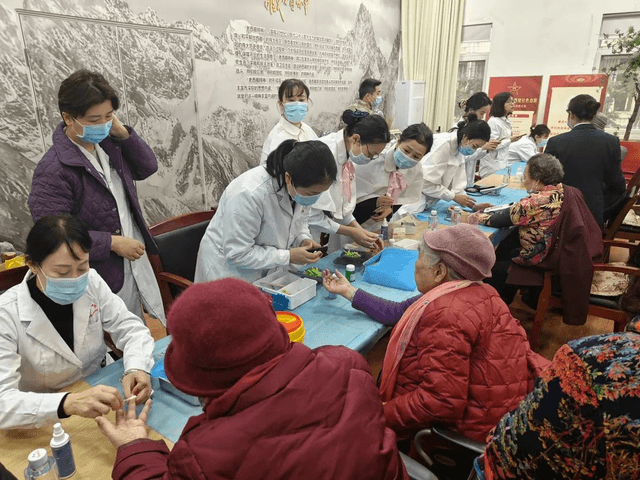 开展义诊、组织献血…… 践行雷锋精神医务人员在行动