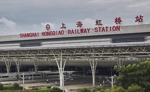上海虹桥火车站全面指南：交通、购票、住宿全攻略