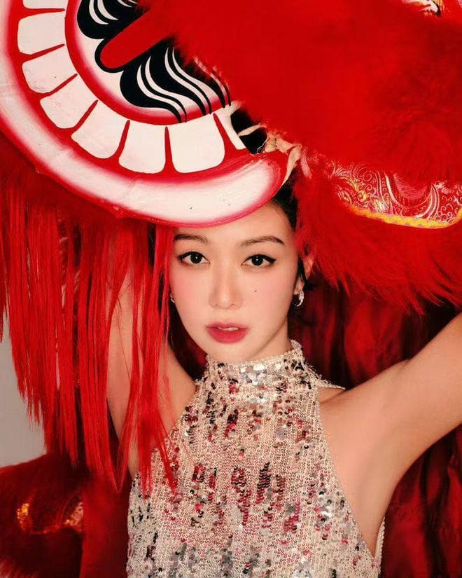 春晚薛凯琪的妆是钟楚曦画的，网友表示太专业了，姐姐们太美了！