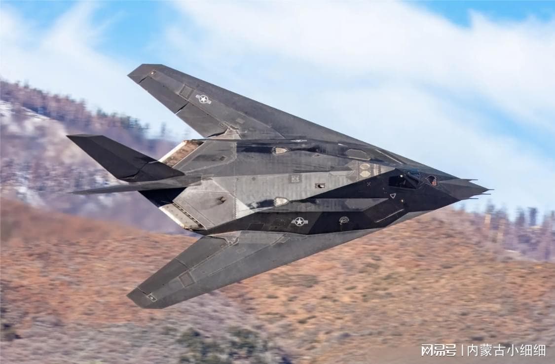 夜幕下的传奇：F-117“夜鹰”——隐形战机的不朽神话