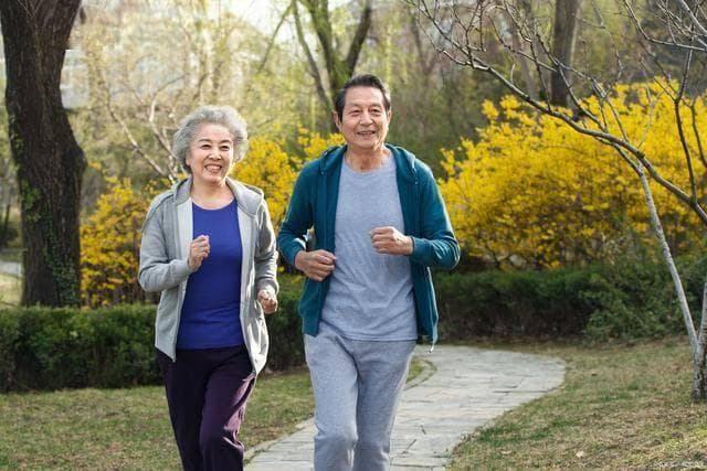 冬季慢跑对肺部好吗？医生建议：若想肺部健康，慢跑时注意这几点