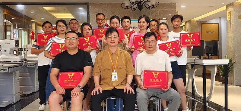 认清眼镜行业的职业前景：从事验光师和配镜师的优势与挑战