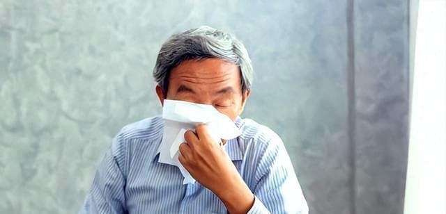 老年人鼻毛旺盛，上了年纪鼻毛突然变白，说明什么？很多人不清楚