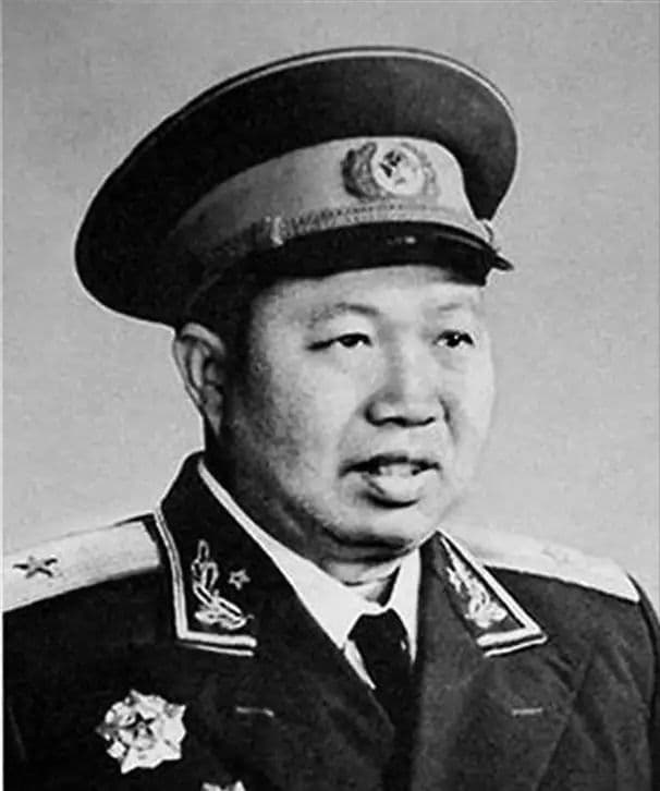 金门战役的三野指挥员是谁？战术不当导致空前失利，被连降三级