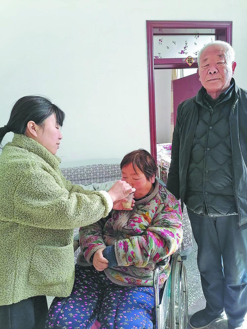七旬退休教师五年如一日照顾瘫痪妻子：用坚守诠释爱与责任