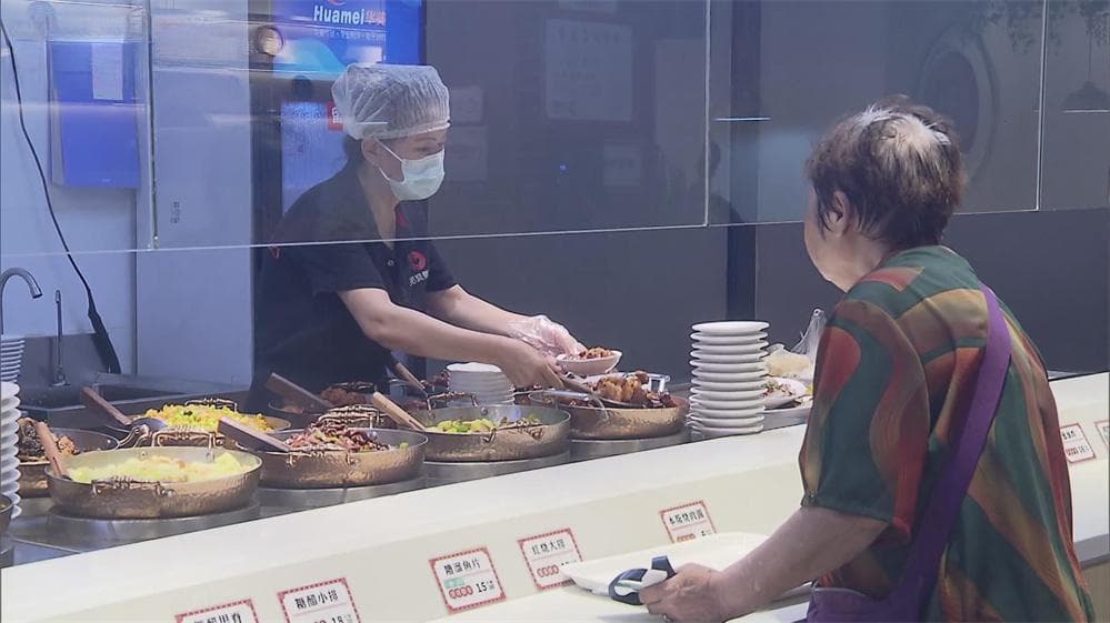 黄浦长者食堂“一卡通吃”全区通享 如何做到？