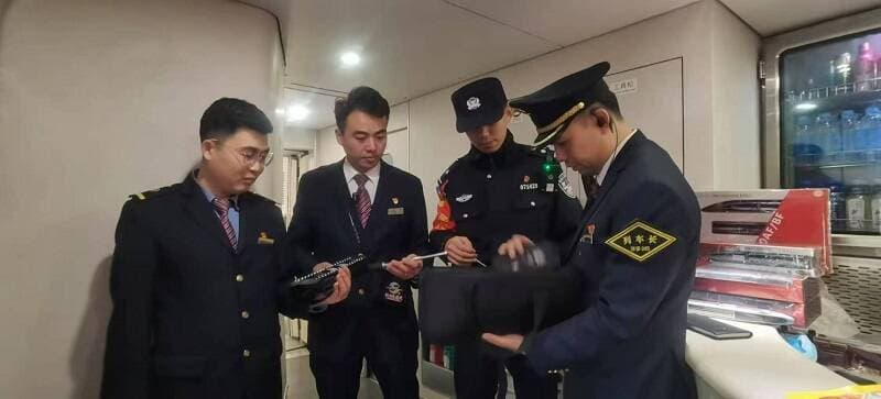 D2123次列车应对大客流 优化安全与服务举措满足旅客出行需求