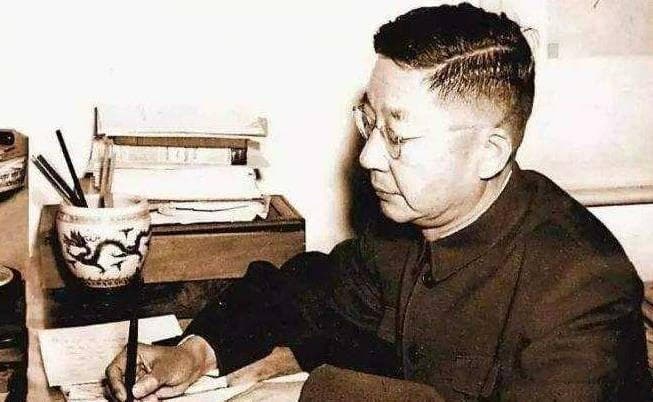 激愤VS柔和，同是早年丧父，鲁迅、老舍的“父亲情结”有何不同？