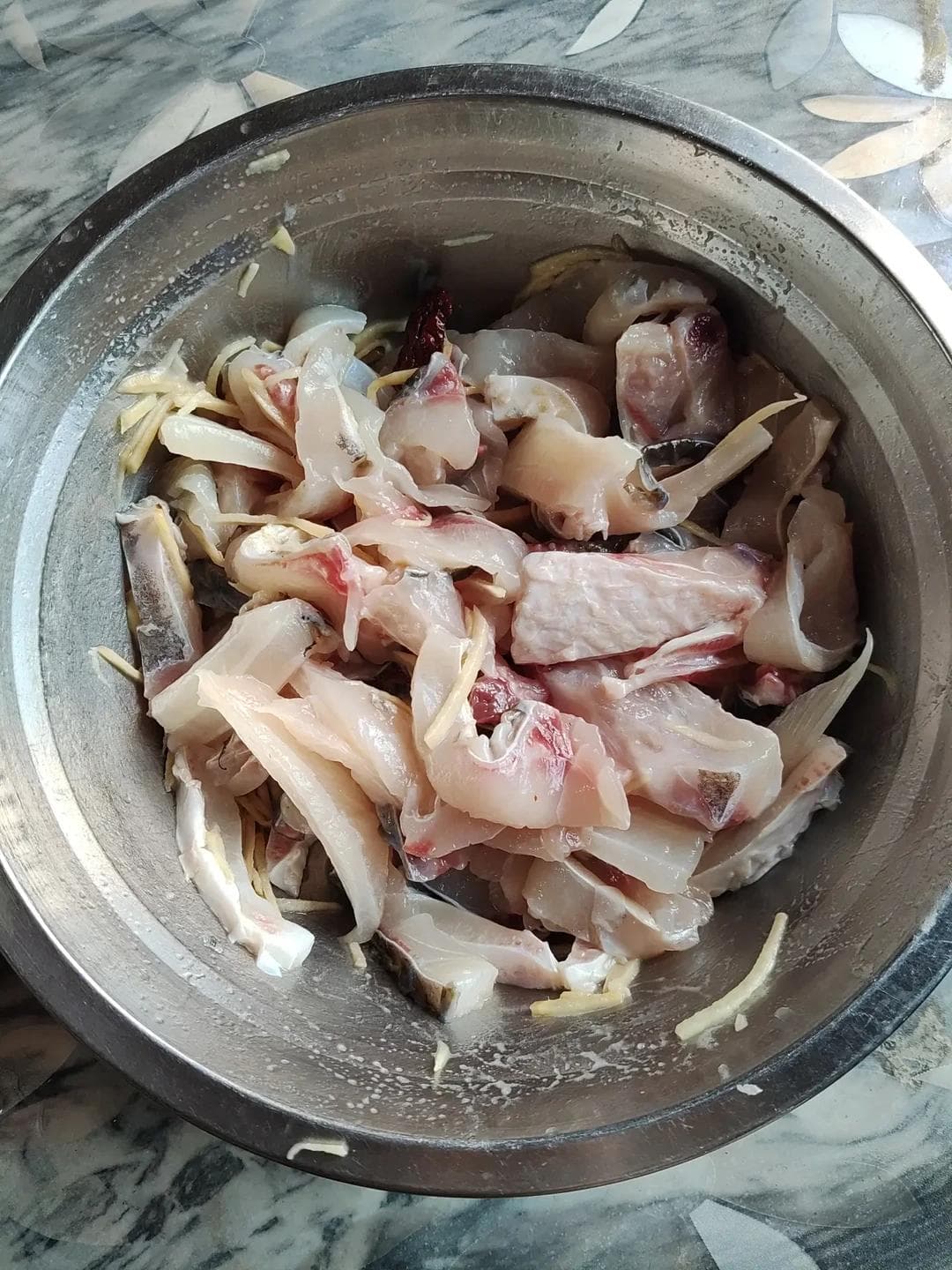 脆肉鲩：从火锅到家常菜的全方位美食体验