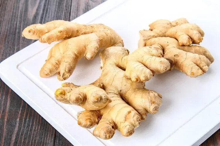 52岁男子坚持两年姜茶，从胃病缠身到精神焕发，中医解析生姜的正确食用方法